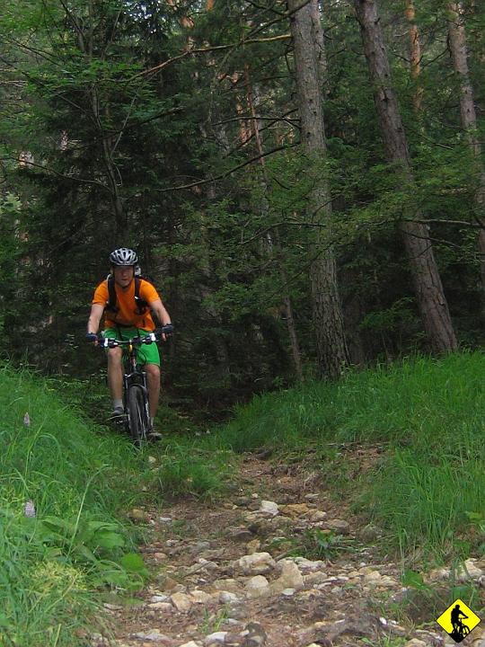 Karta1_ 127.jpg - Potem jednak gdzieś się gubię wśród niemieckich napisów i lipnej mapy za 7Euro (tak specjalnie napisałem jeszcze raz cenę:). Zaliczam mocno kamienisty zjazd i ląduje na przystanku autobusowym, by schować się przed szalejącą burzą.